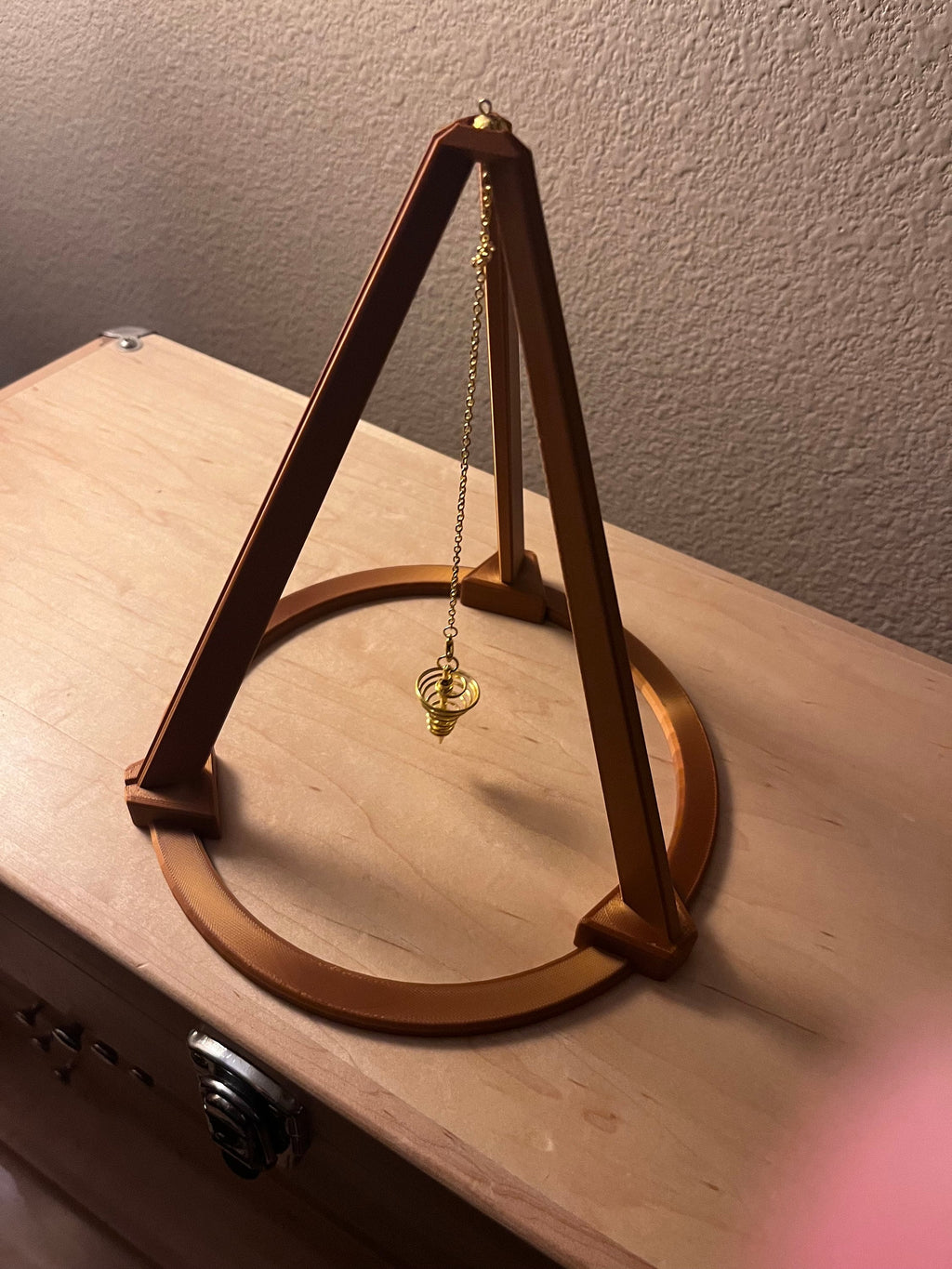 Large Pendulum Tripod Stand – 3D‑Printed Divination Tool | Gothic Altar Decor, Spiritual Focus & Manifestation