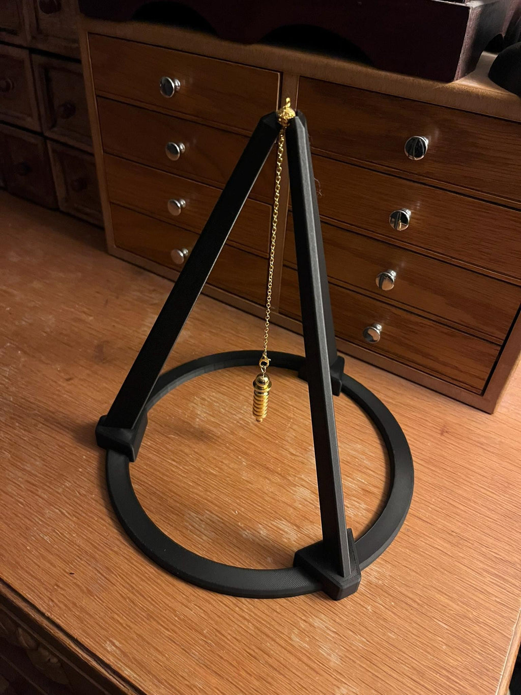 Large Pendulum Tripod Stand – 3D‑Printed Divination Tool | Gothic Altar Decor, Spiritual Focus & Manifestation